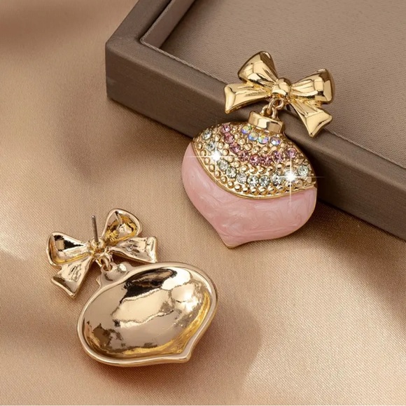 "Sweetheart Sparkle: Golden Bow & Pink
Heart Earrings" - Picture 4 of 5